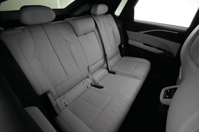 2024 Cadillac Lyriq — photo 4 of 21