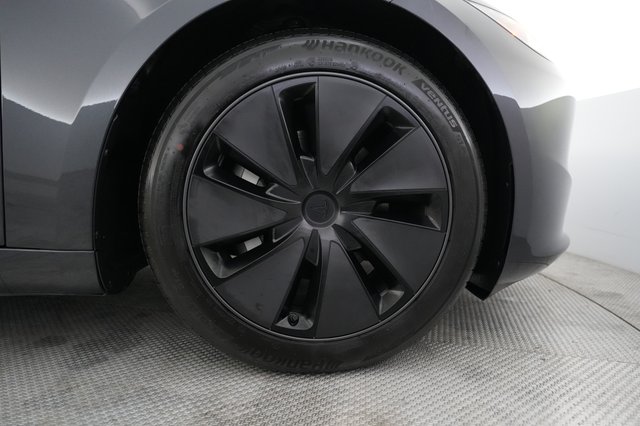 2025 Tesla Model 3 — photo 16 of 21