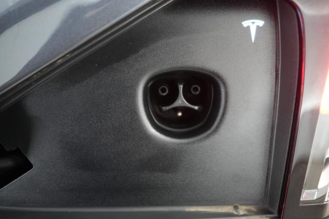 2023 Tesla Model X — photo 8 of 23