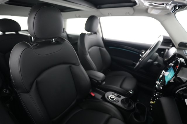 2023 MINI Cooper SE — photo 18 of 20