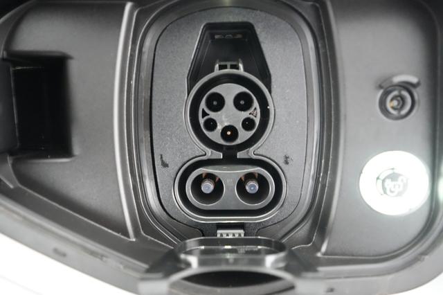 2023 Ford F-150 Lightning — photo 8 of 18