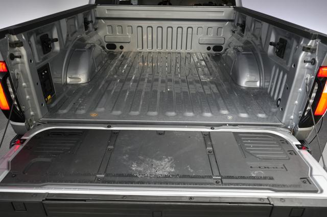 2023 Ford F-150 Lightning — photo 6 of 18