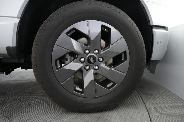 2023 Ford F-150 Lightning — photo 10 of 18