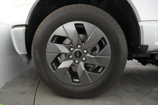 2023 Ford F-150 Lightning — photo 9 of 18