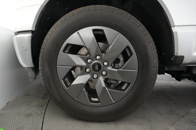 2023 Ford F-150 Lightning — photo 9 of 18