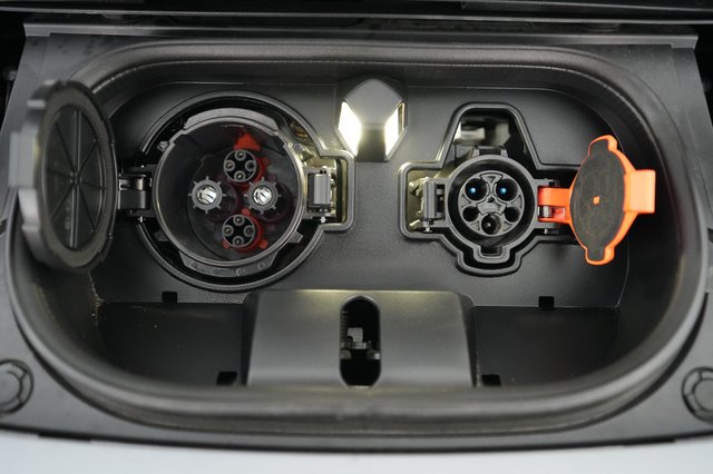 2025 Nissan LEAF — photo 8 of 22