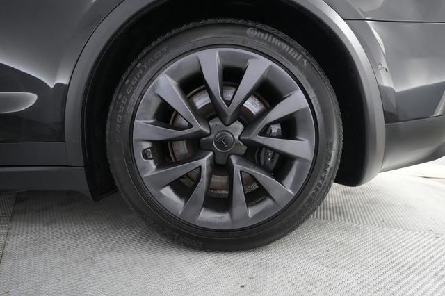 2023 Tesla Model X — photo 7 of 29