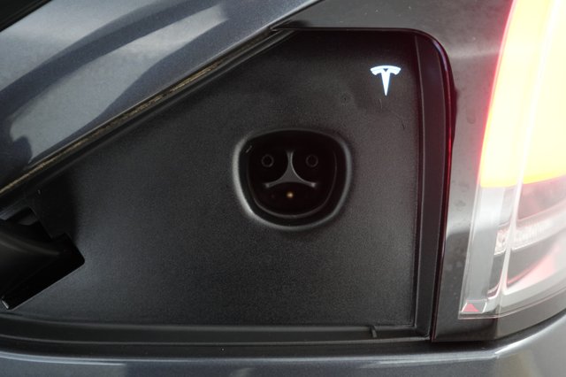 2023 Tesla Model X — photo 8 of 21