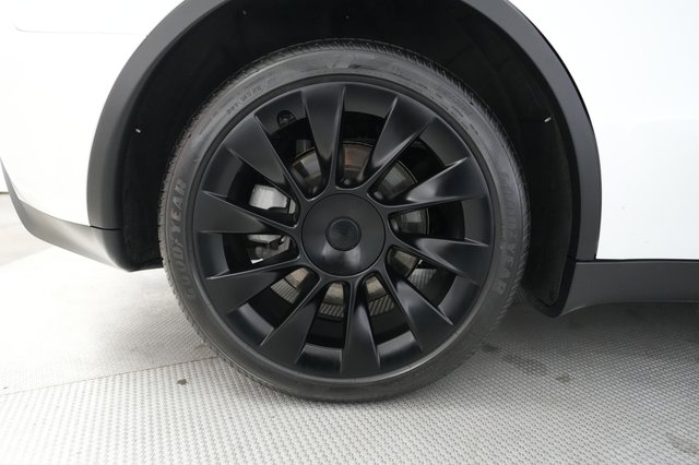 2023 Tesla Model Y — photo 17 of 21