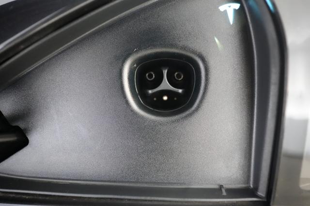 2024 Tesla Model S — photo 8 of 21