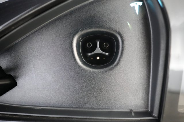 2024 Tesla Model S — photo 8 of 21