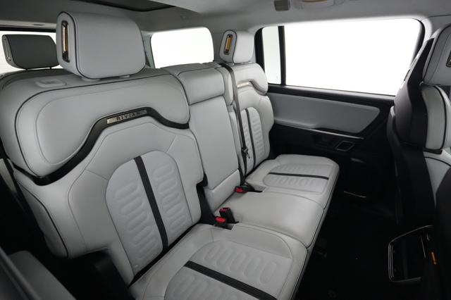 2024 Rivian R1S — photo 4 of 24