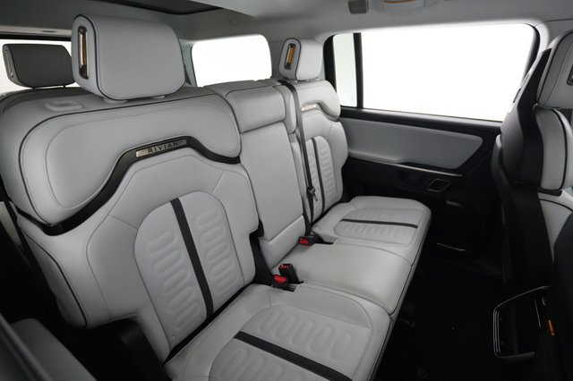 2024 Rivian R1S — photo 4 of 24