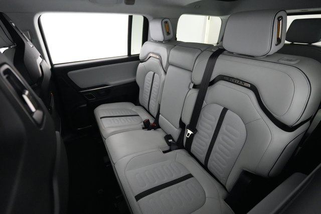 2024 Rivian R1S — photo 18 of 24