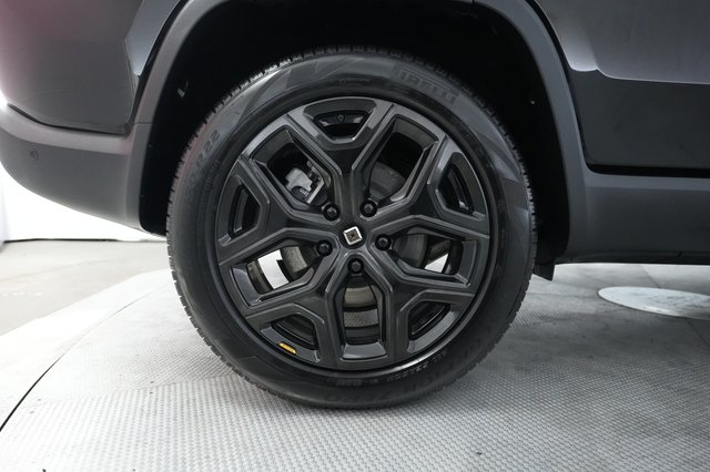 2024 Rivian R1S — photo 16 of 24