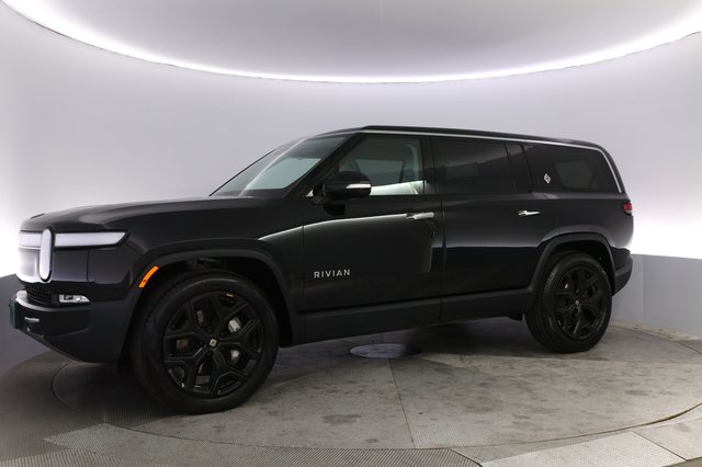 2024 Rivian R1S — photo 14 of 24