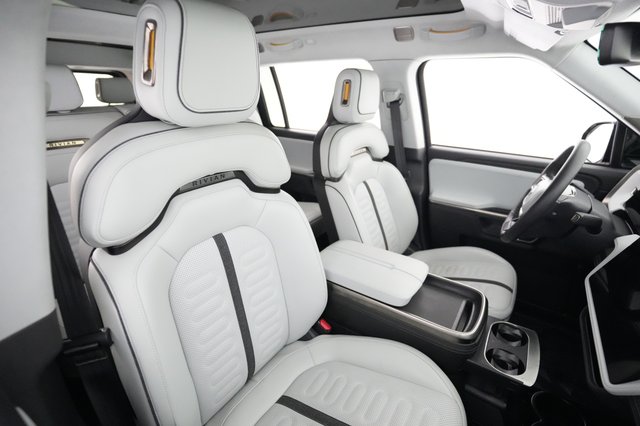 2024 Rivian R1S — photo 17 of 24