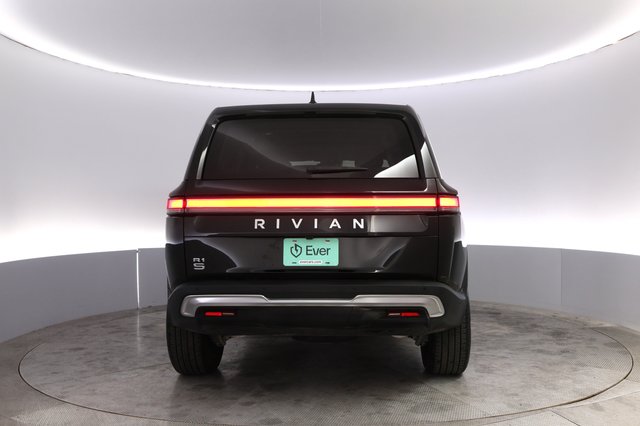 2024 Rivian R1S — photo 12 of 24