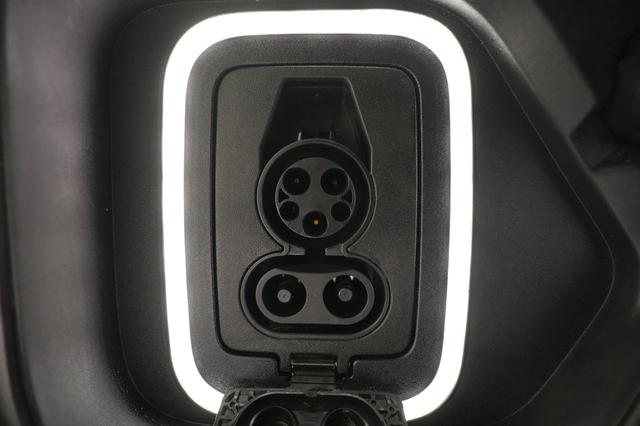 2024 Rivian R1S — photo 8 of 24