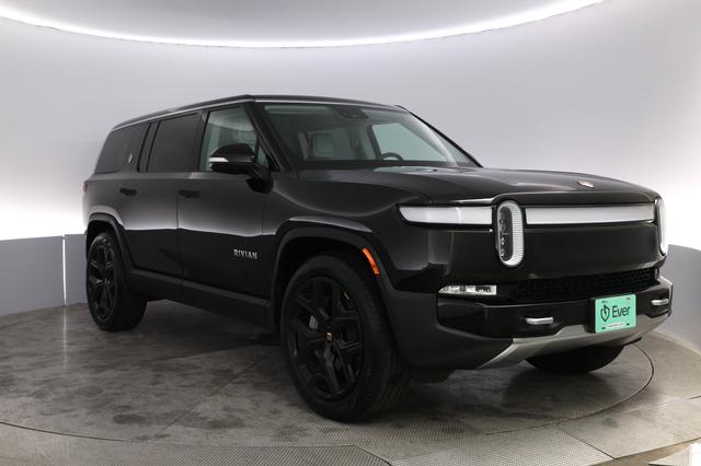 2024 Rivian R1S — photo 10 of 24