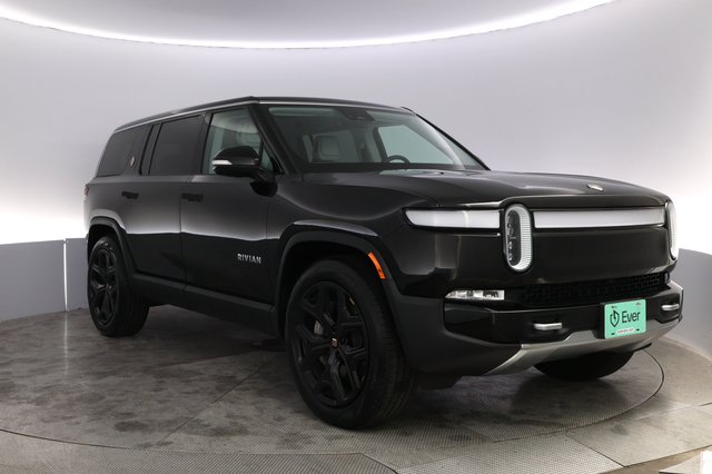 2024 Rivian R1S — photo 10 of 24