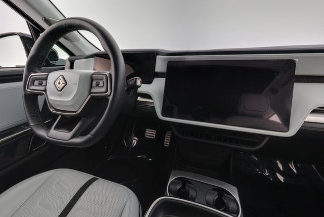 2024 Rivian R1S — photo 21 of 24
