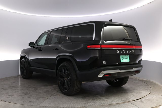 2024 Rivian R1S — photo 13 of 24