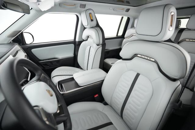 2024 Rivian R1S — photo 3 of 24