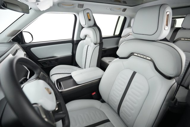 2024 Rivian R1S — photo 3 of 24