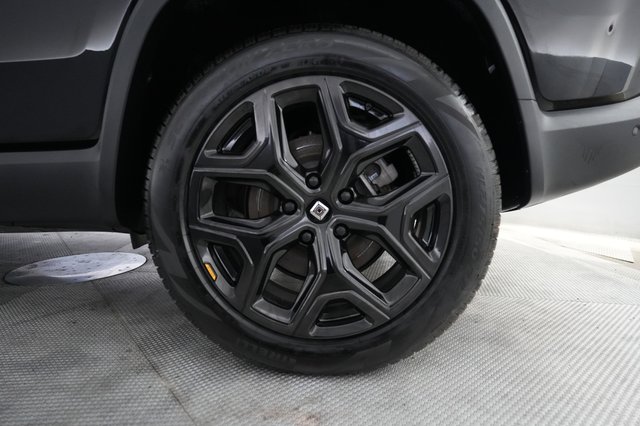 2024 Rivian R1S — photo 7 of 24