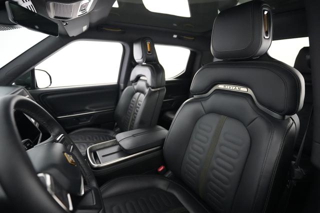2025 Rivian R1T — photo 3 of 21