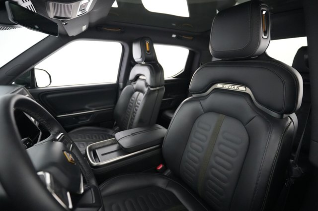 2025 Rivian R1T — photo 3 of 21