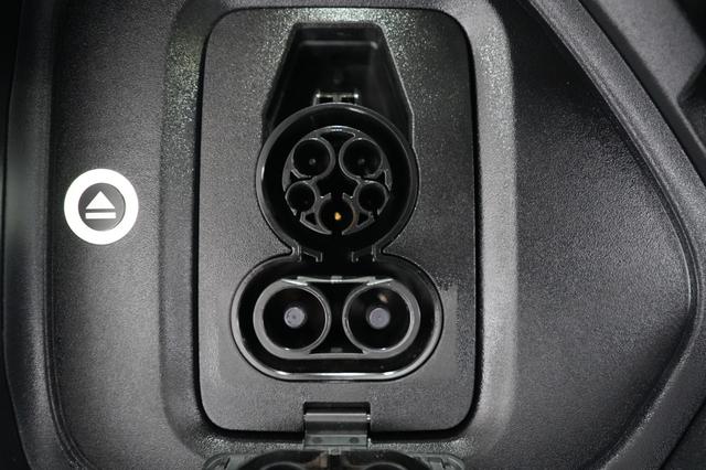 2025 Rivian R1T — photo 8 of 21