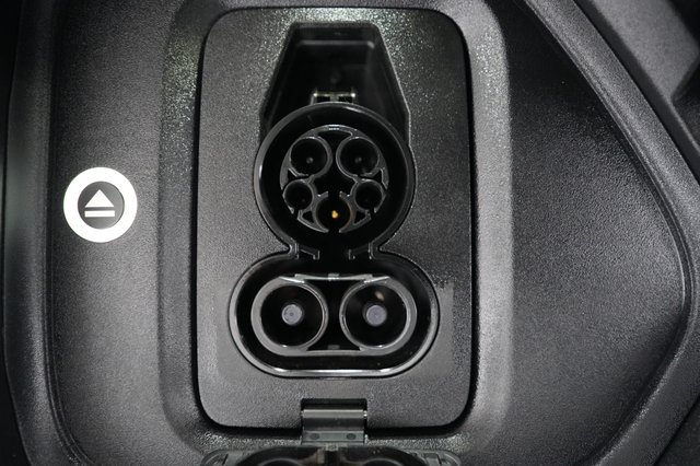 2025 Rivian R1T — photo 8 of 21