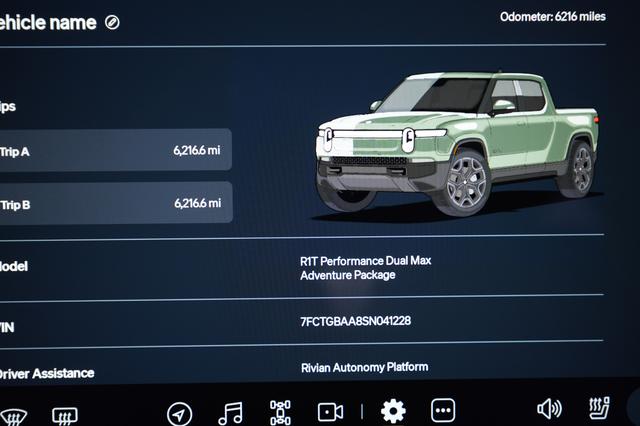 2025 Rivian R1T — photo 5 of 21