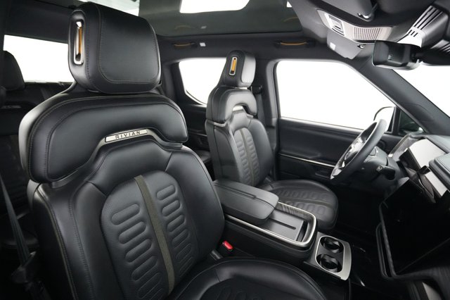 2025 Rivian R1T — photo 18 of 21