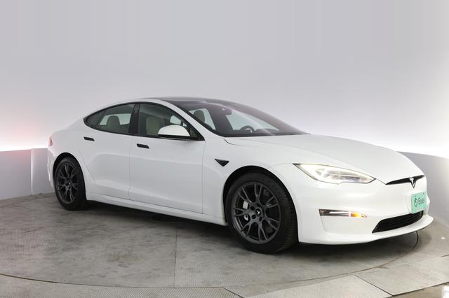 2022 Tesla Model S — photo 10 of 22