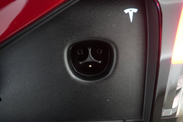 2023 Tesla Model X — photo 8 of 23