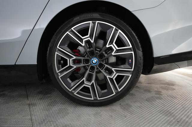 2024 BMW i5 — photo 7 of 20