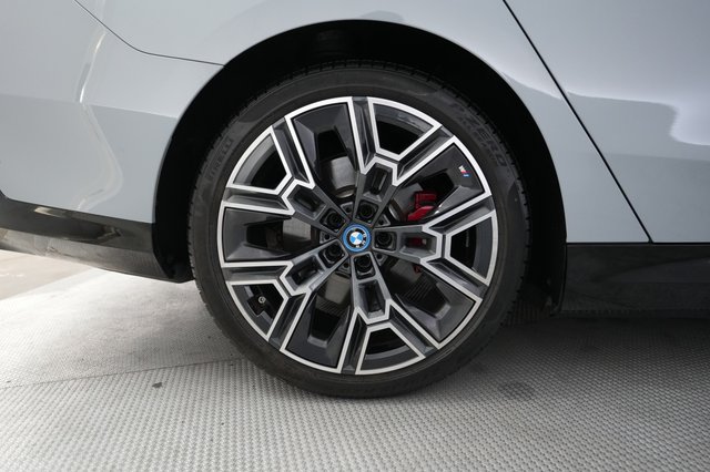 2024 BMW i5 — photo 17 of 20