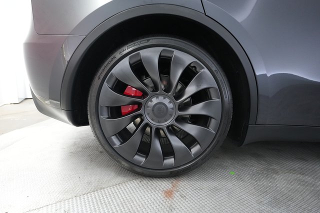 2025 Tesla Model Y — photo 17 of 21