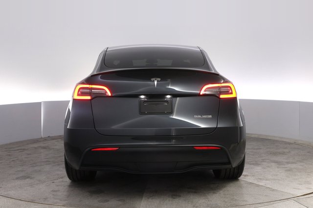 2025 Tesla Model Y — photo 12 of 21