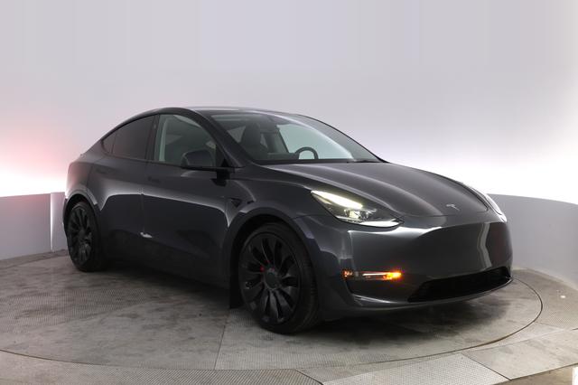 2025 Tesla Model Y — photo 10 of 21