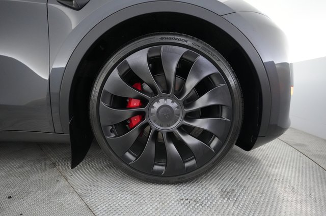 2025 Tesla Model Y — photo 16 of 21