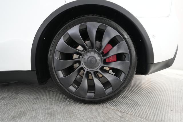 2022 Tesla Model Y — photo 7 of 21