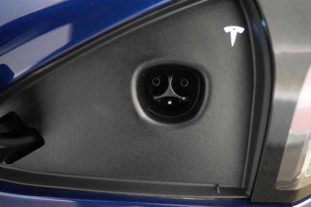 2023 Tesla Model S — photo 8 of 24