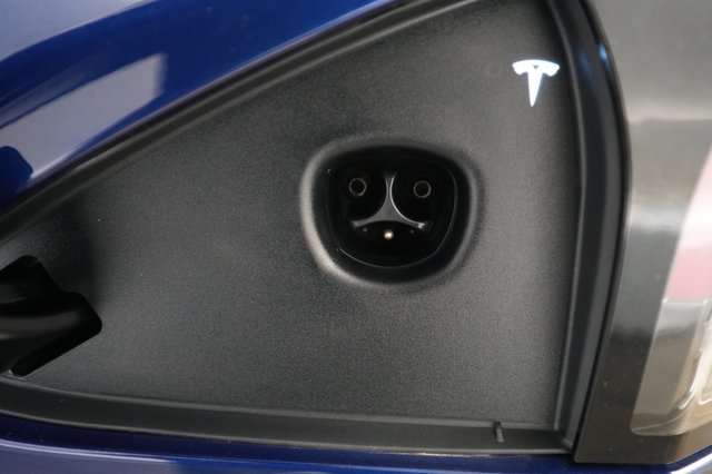 2023 Tesla Model S — photo 8 of 24