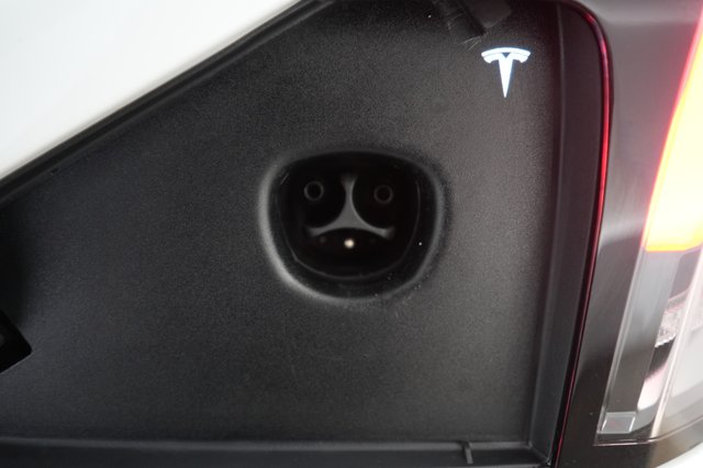 2023 Tesla Model X — photo 8 of 23
