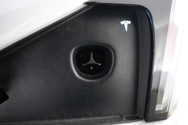 2023 Tesla Model X — photo 8 of 22