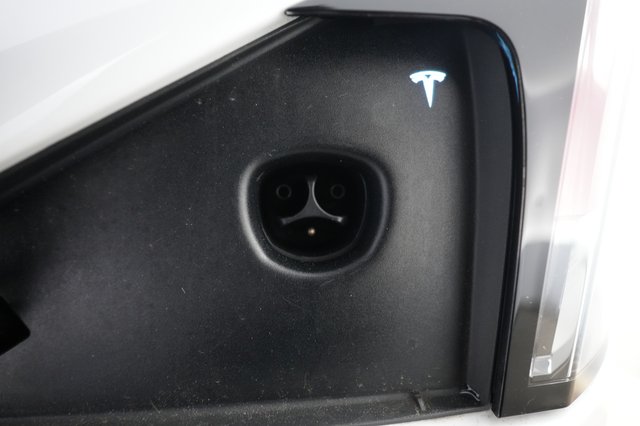 2023 Tesla Model X — photo 8 of 22
